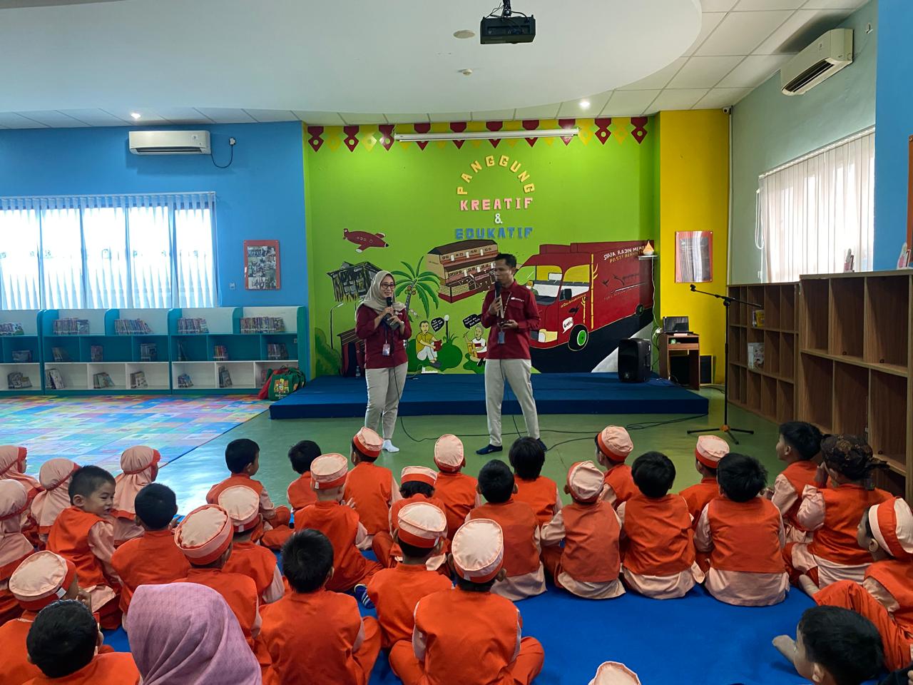 Wisata LiterAsyik Ke Perpustakaan Jakarta Timur Bersama TKI Al-Istiqomah